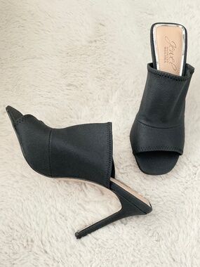 NEW Badgley Mischka Mules ,, 5.5